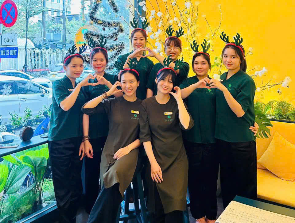 đội ngũ nhân viên tay nghề cao tại clover spa