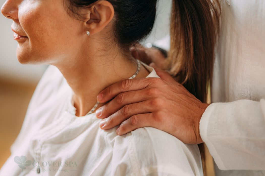 massage vai đầu cổ tại Clover spa Đà Nẵng